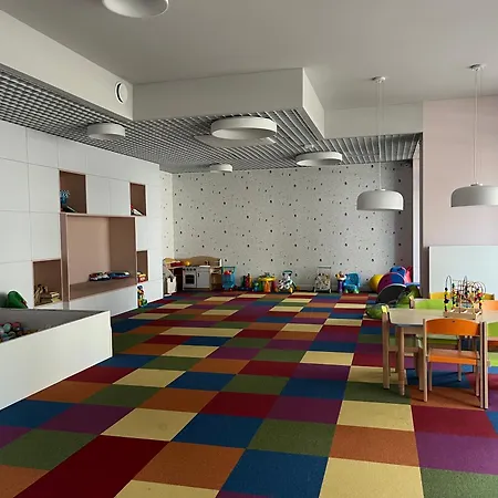 Nowy Plazowy Z Silownia I Hala Garazowa グダニスク